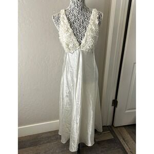 Flora Maxi Dress Sleeveless V-Neck Womens Medium White 3D Floral Applique Satin